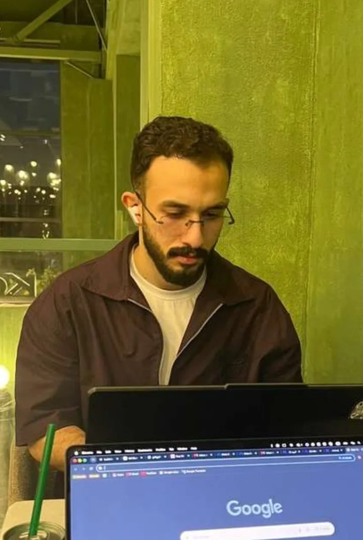 محمد عصام، مهندس برمجيات، وهو بيشتغل على اللابتوب