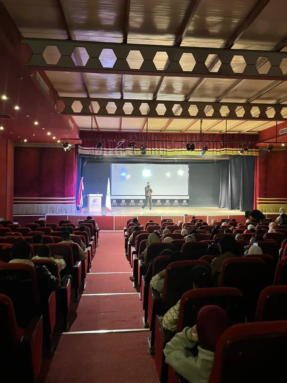 مسرح جامعي أثناء محاضرة عن البرمجة